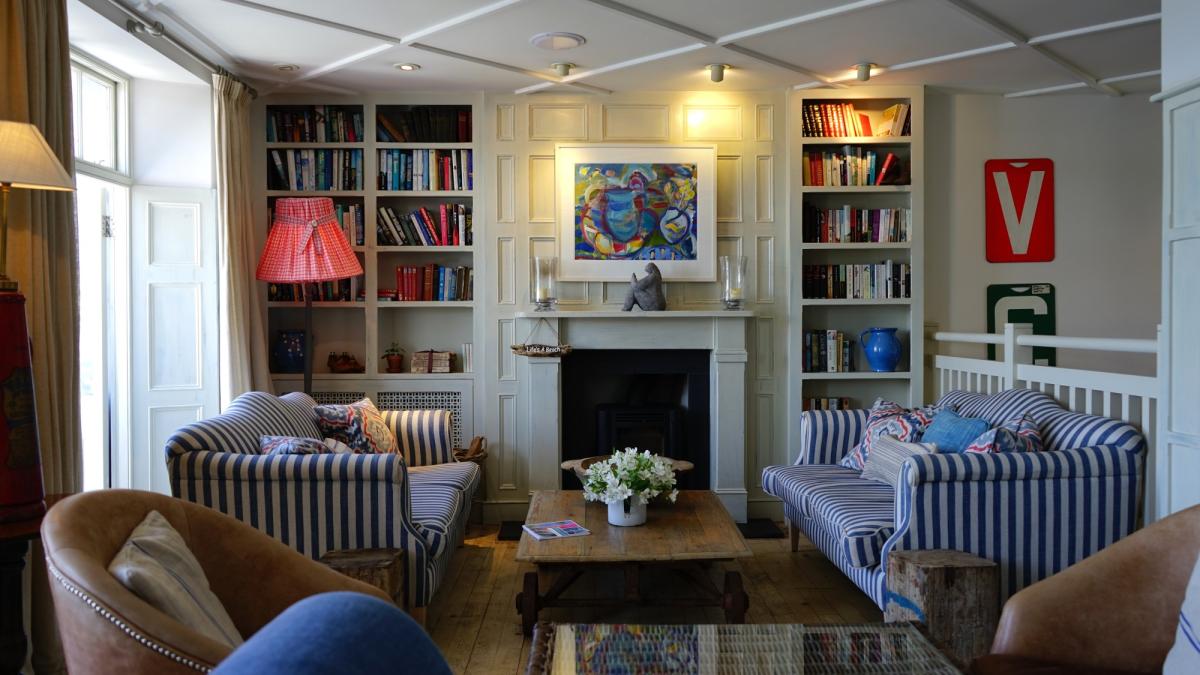 A Complete Guide on How to Choose the Right Living Room Floor Lamps