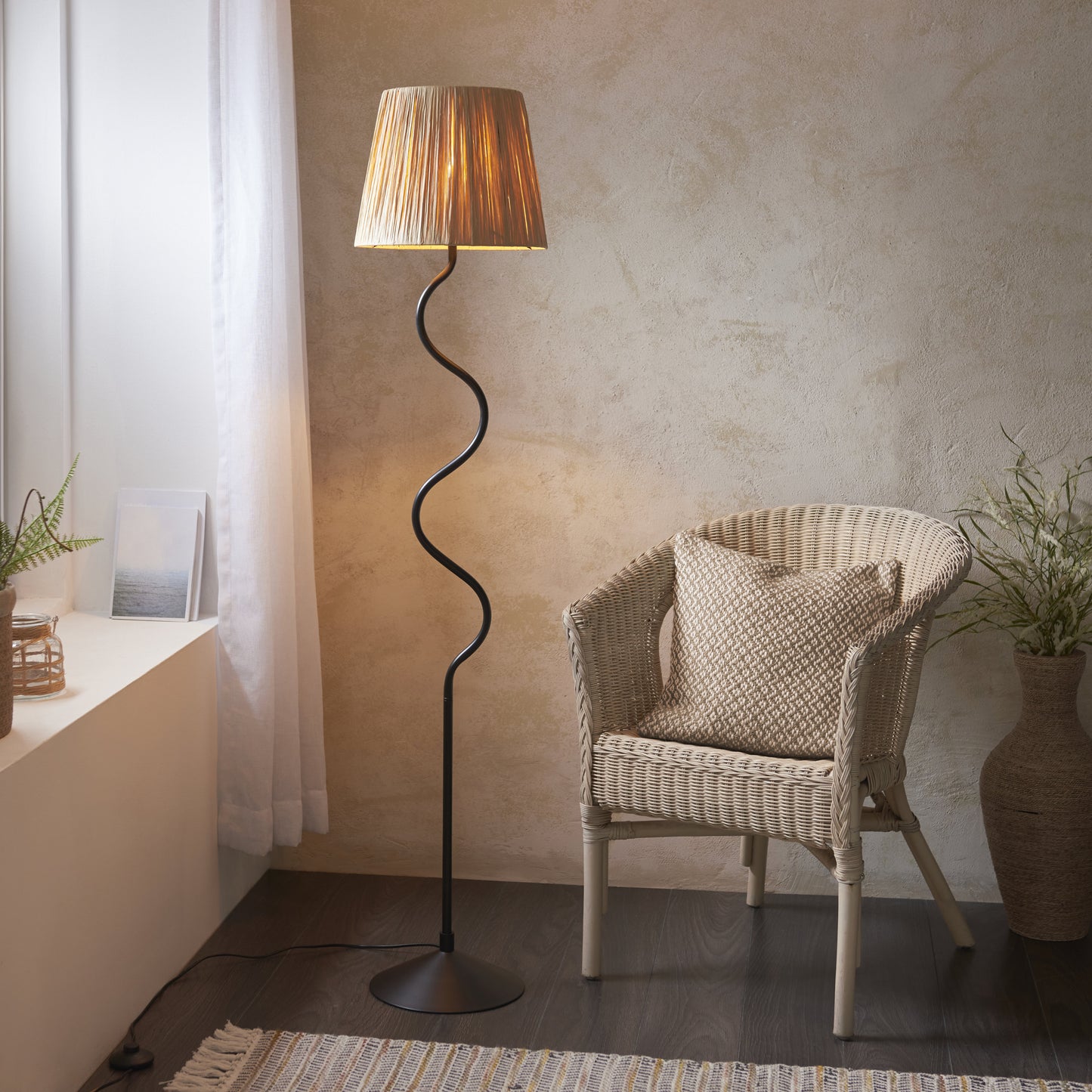 Wriggle Floor Lamp Black Raffia