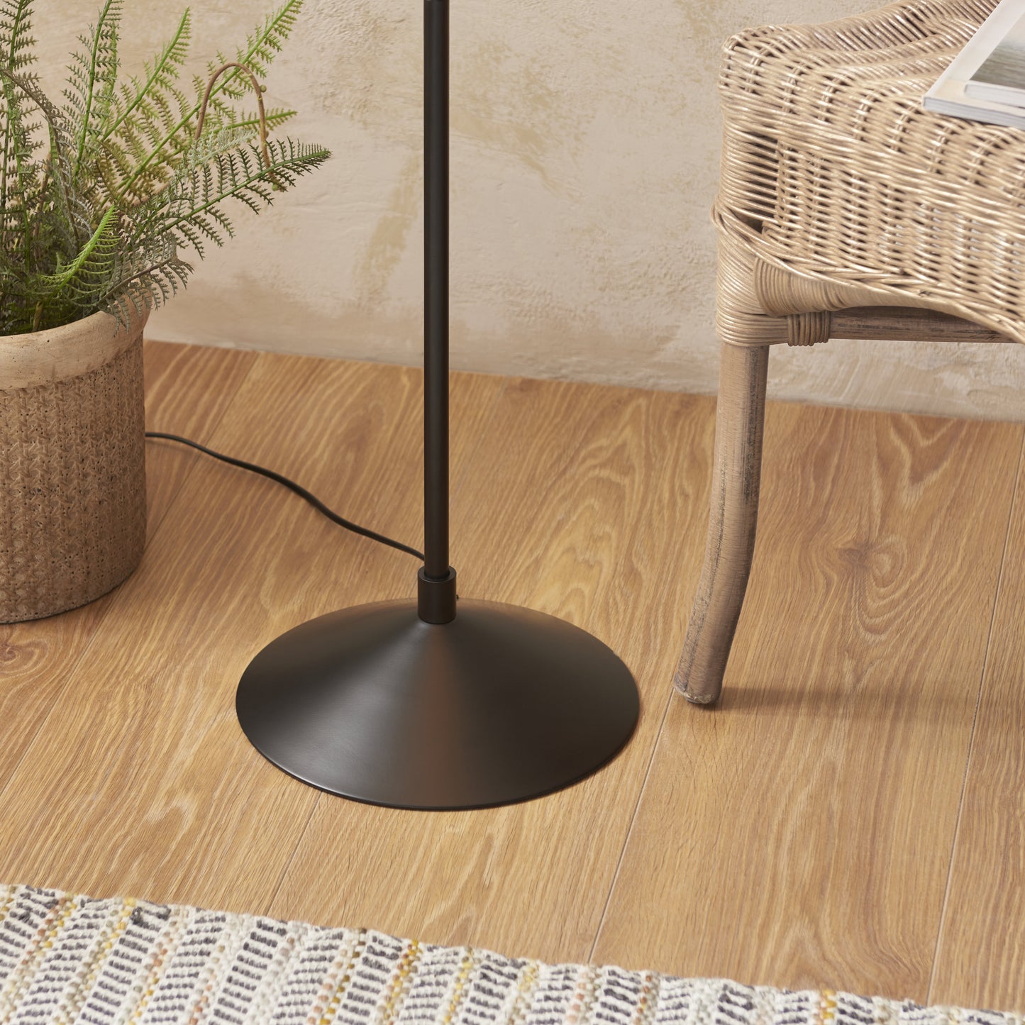 Wriggle Floor Lamp Black Raffia